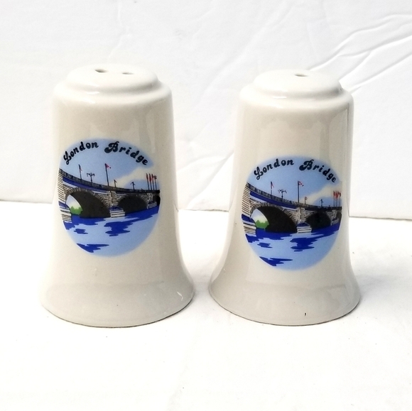Set of Vintage White London Bridge Porcelain Salt and Pepper Shakers - Picture 1 of 5